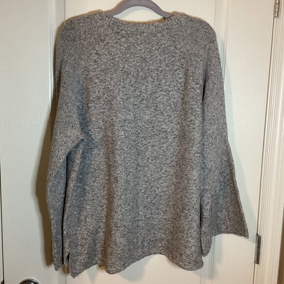 Two by Vince Camuto Women's Knit Sweater Size M V-Neck Oversized Bell Sleeves - Picture 5 of 8